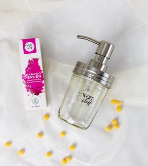 Glaspumpspender mit Edelstahl Pumpkopf und WERTstoff Shampooperlen für pflegeleichtes Haar