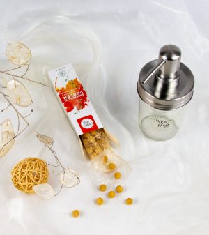 Shampooperlen für strapaziertes Haar geöffnet und Shampoospender