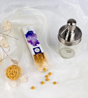 Shampooperlen für trockenes Haar geöffnet mit Shampoospender